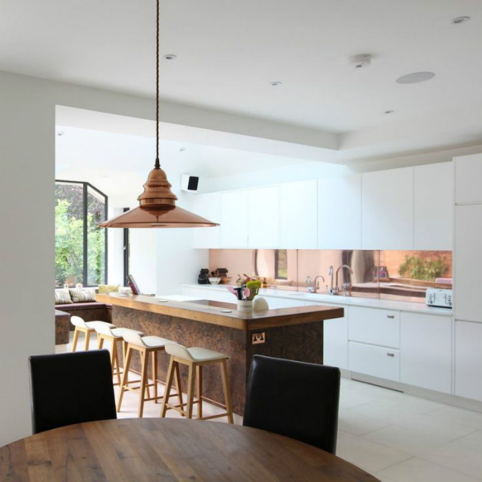 χάλκινο φωτιστικό με ασορτί backsplash