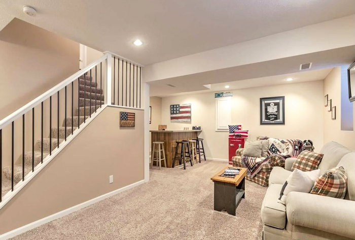 κρεμ φωτεινό υπόγειο