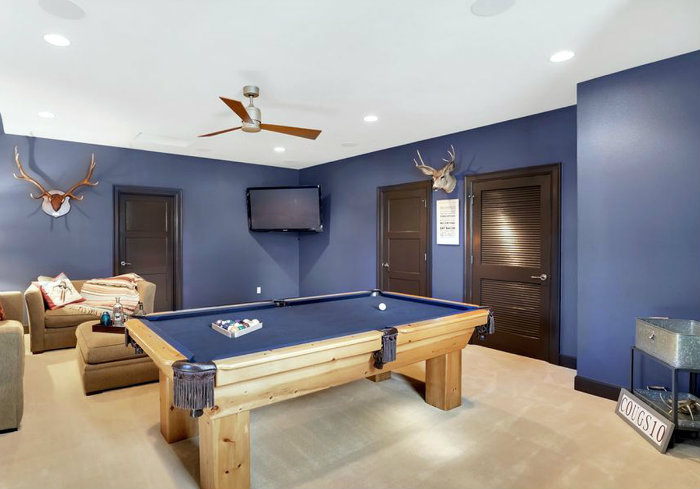 navy blue υπόγειο με άσπρο ταβάνι