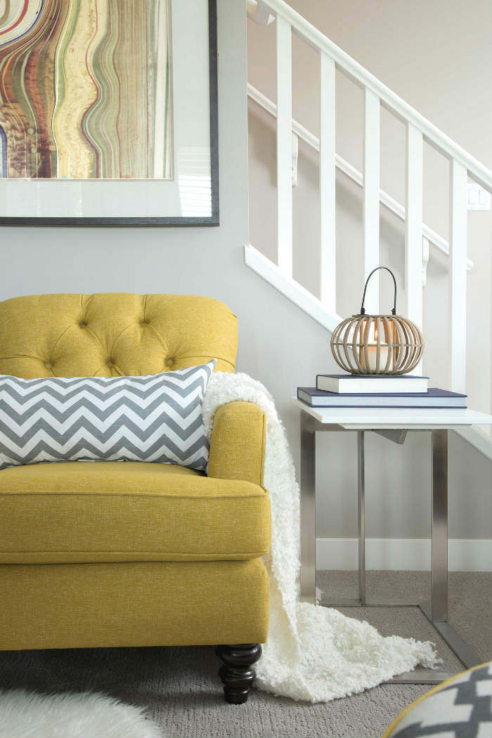 Καναπές στον τοίχο