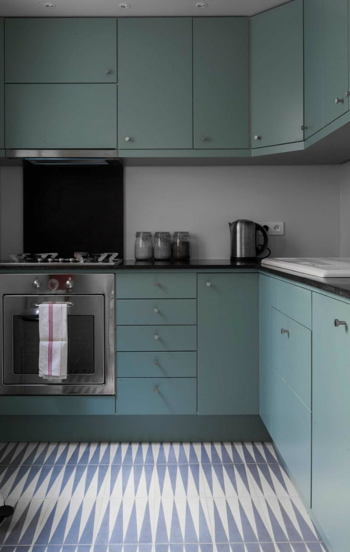 γεωμετρικό πάτωμα κουζινας με μοτίβο ρόμβων