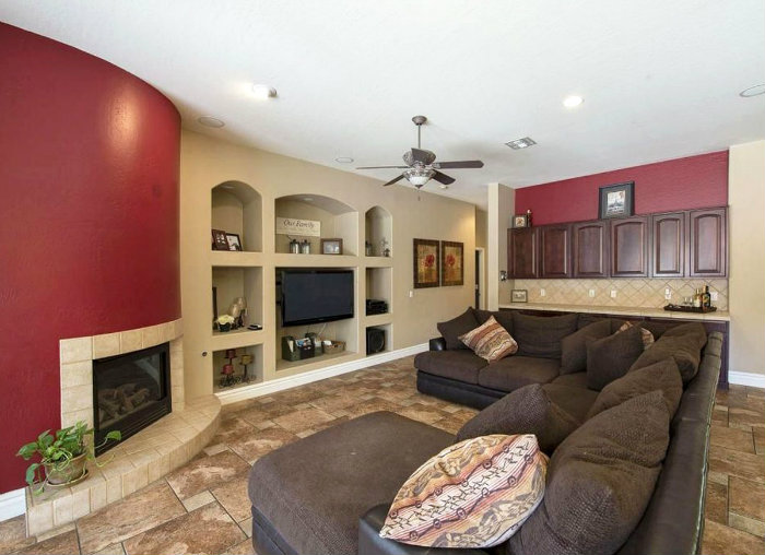 Κόκκινο βουργουνδίας σε δύο τοίχους