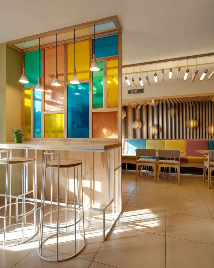 Καφέ με βιτρό και ασορτί καθίσματα