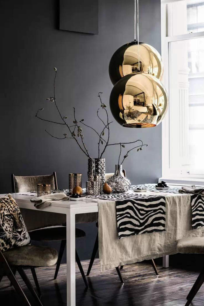 γκρι σαλόνι με μεταλλική διακόσμηση