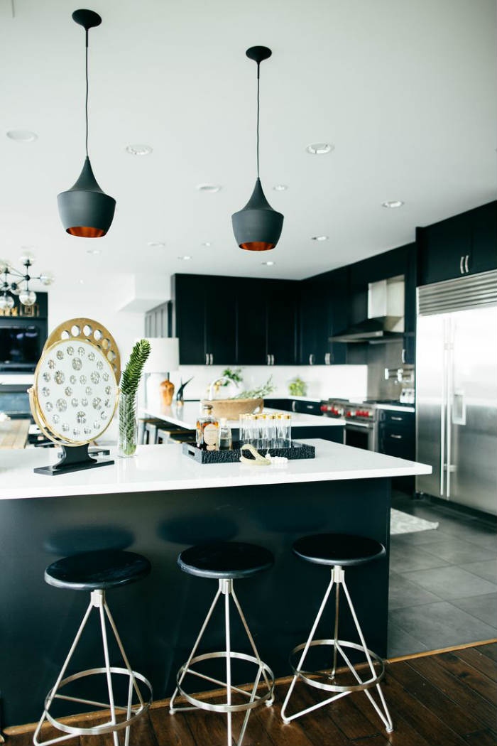 νησίδες και ντουλάπια βαμμένα φωτιστικά καμπάνες