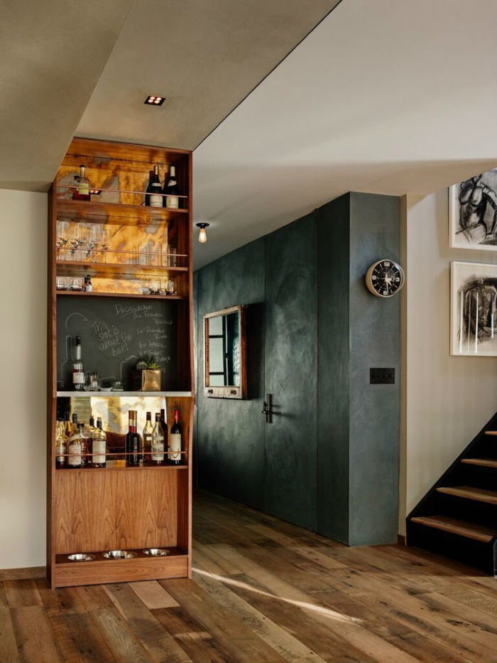 επαναχρησιμοποιημένο ξύλο που έγινε μπαρ