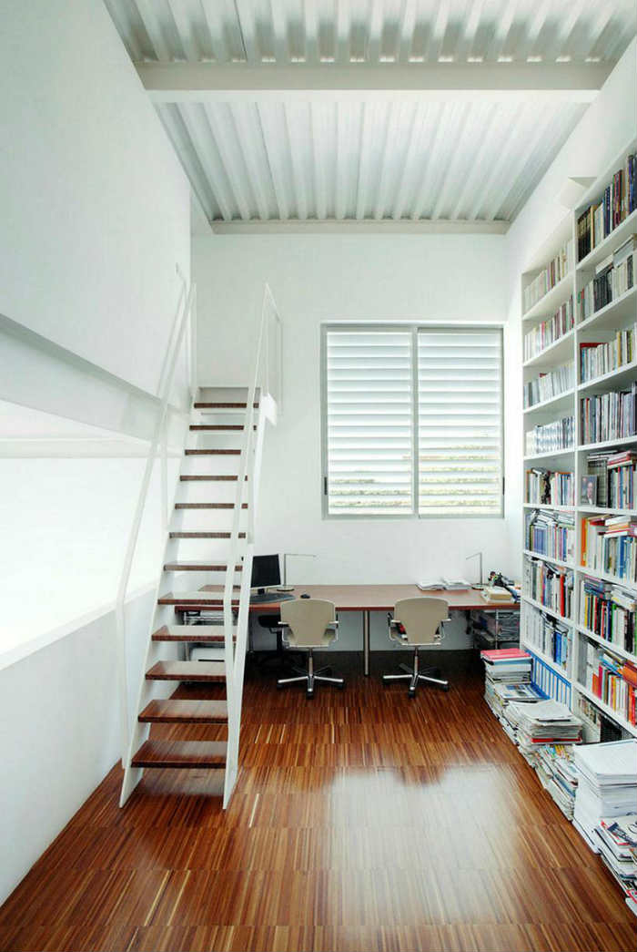 λογιστικό γραφείο με όμορφο παρκέ και θέσεις για 2 υπολογιστές