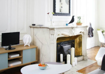 καθιστικό με σκαλιστό τζάκι