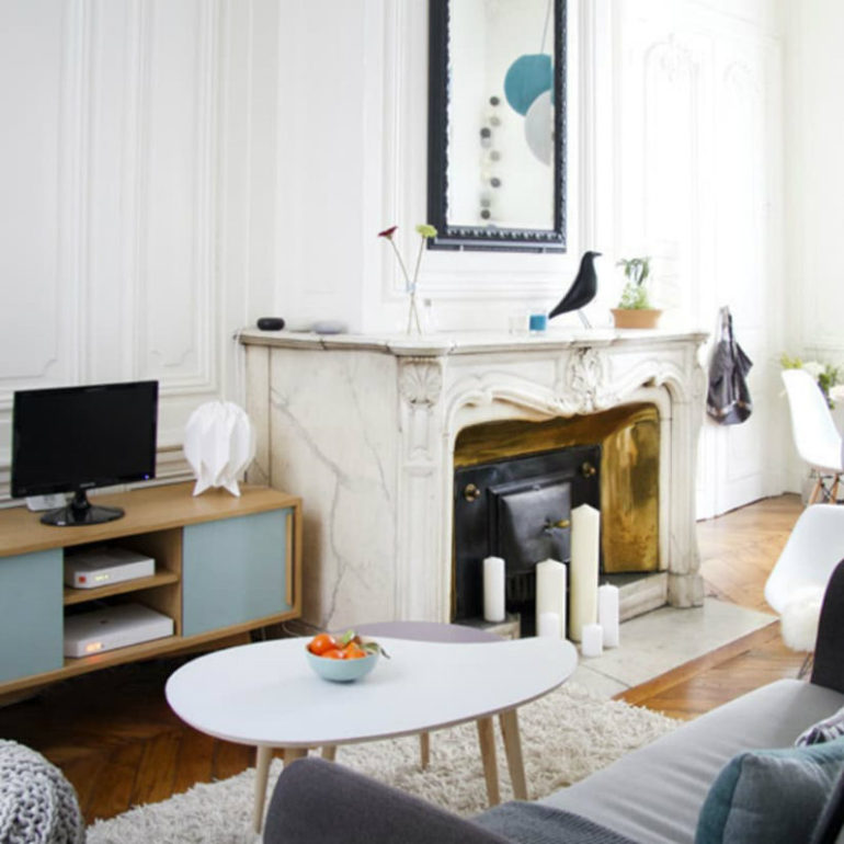 καθιστικό με σκαλιστό τζάκι