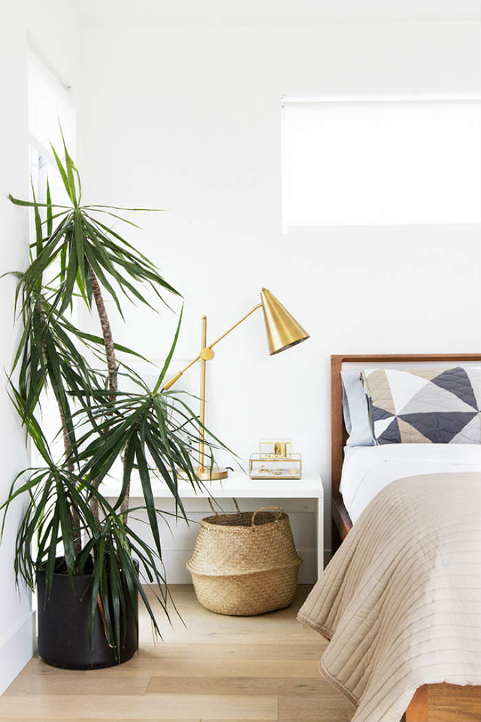 καλάθι κάτω από το γραφείο