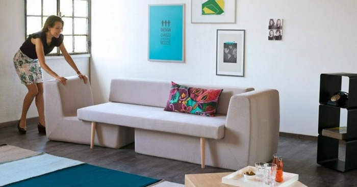 καναπές και πολυθρόνες μακριά από τον τοίχο