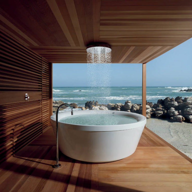 ντουζιέρα σε deck και μπανιέρα