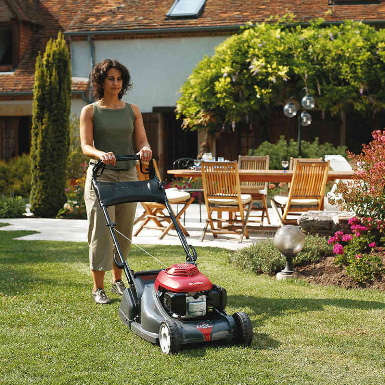 κουρεύω γκαζόν μηχανή γκαζόν