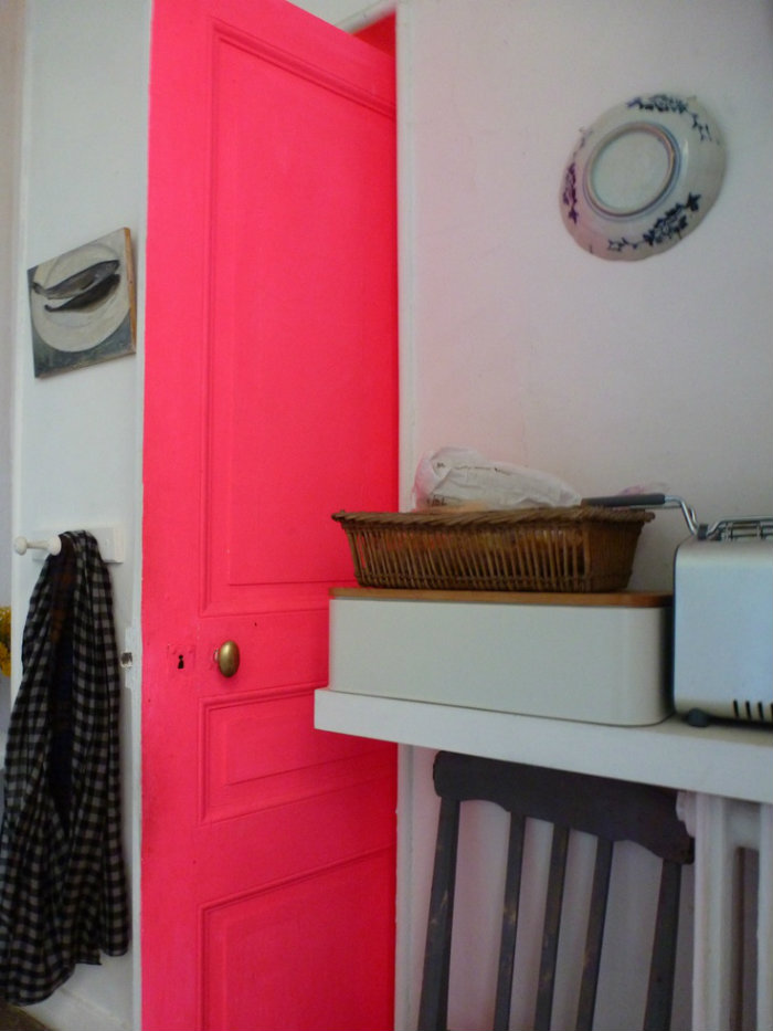 κοραλί νέον πόρτα