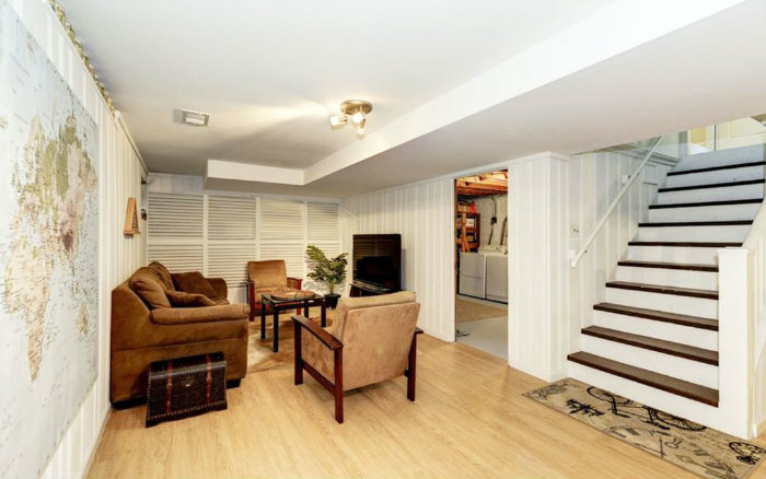 Λαμπερό λευκό υπόγειο με λευκό ξύλο