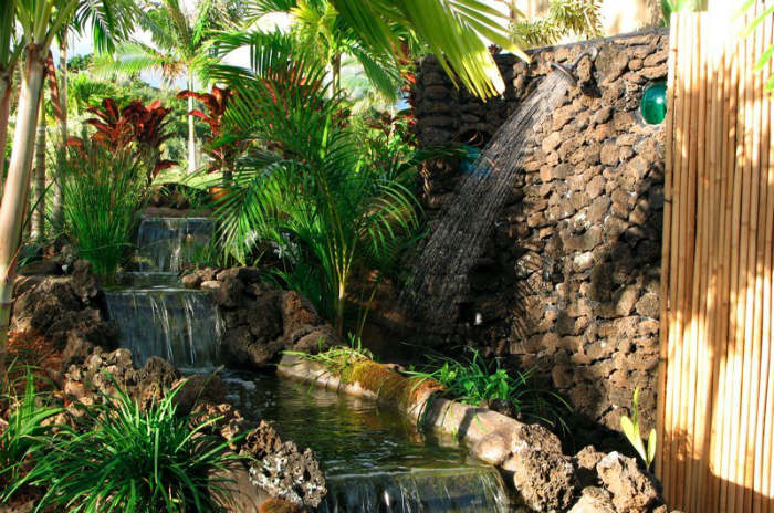 ντουζιέρα σε κήπο