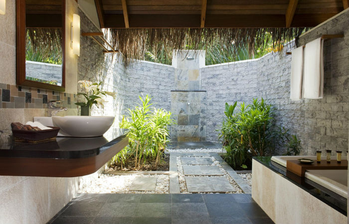 ντουζιέρα και μπανιέρα σε ένα τέλειο κηπάκι