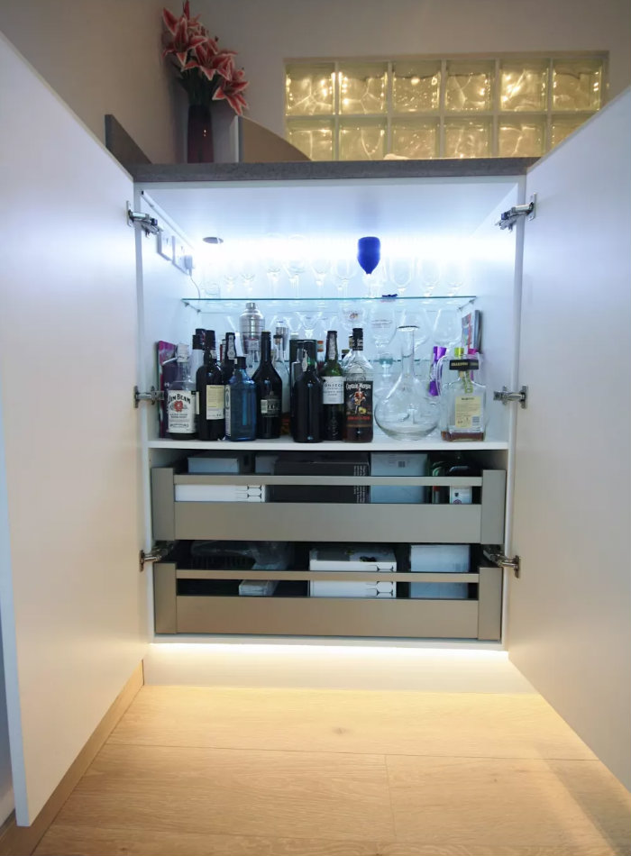 ντουλάπι πλήρες μίνι μπαρ
