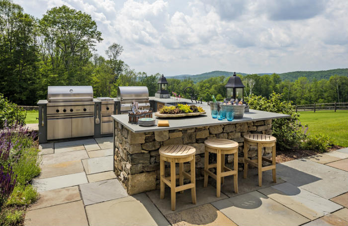 πέτρινο μπαρ και κουζίνα με 2 ψησταριές