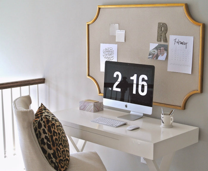 πίνακας ανακοινώσεων με χρυσό σε λευκό γραφείο και animal print