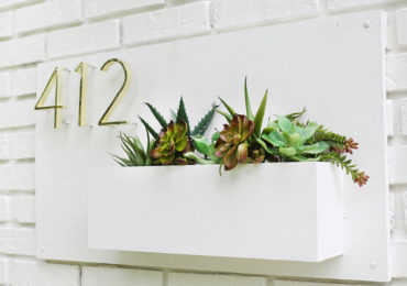 πινακίδα με γλάστρα και διεύθυνση οικίας