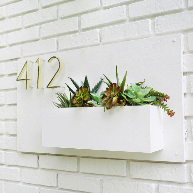 πινακίδα με γλάστρα και διεύθυνση οικίας