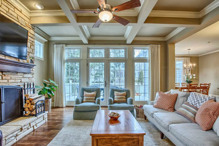 πλάτες επίπλων εκτός τοίχου