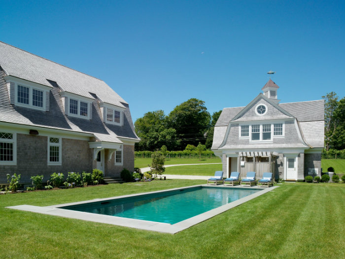 τεράστιος κήπος με βοηθητικό οίκημα για bbq