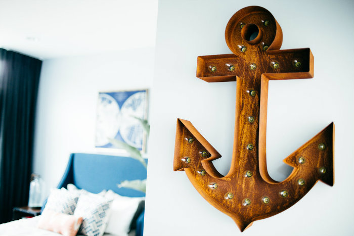 φωτιστικό σε πινακίδα