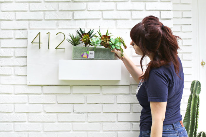 φύτεψε αληθινά ή τοποθέτησε ψεύτικα