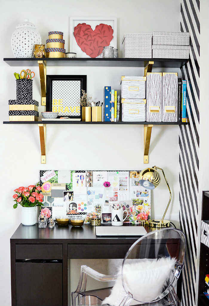 χρυσά στηρίγματα ραφιών σε σκούρο ξύλο