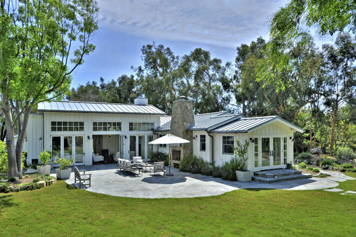 χτιστό bbq απέναντι από το σαλονάκι