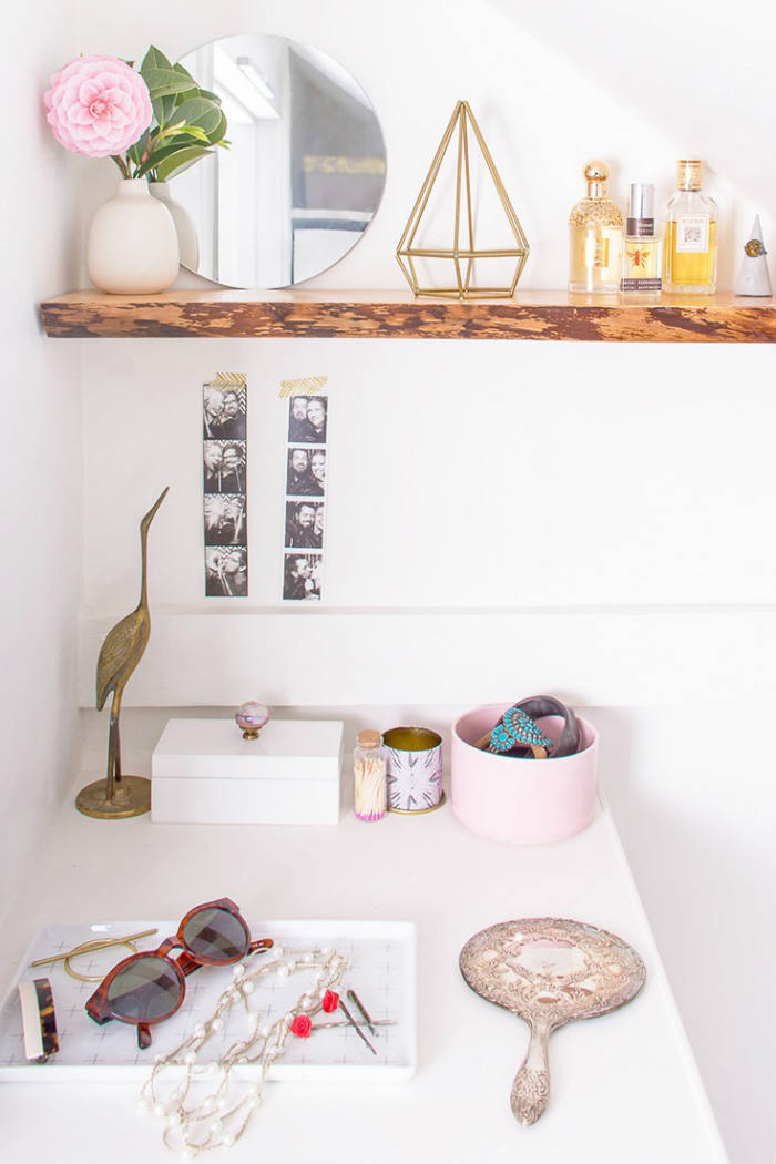 Rustic ράφι με εκλεκτική διακόσμηση