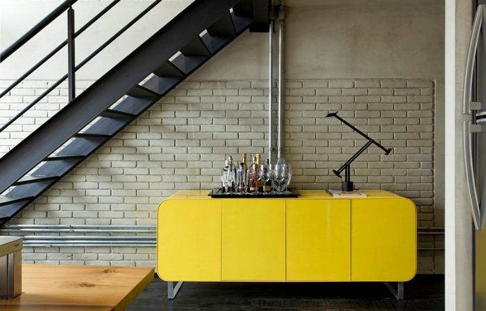 bar κάτω από τις σκάλες σε βιομηχανικό λοφτ