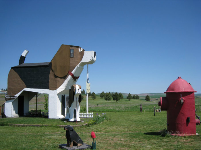 Το εξωτερικό του σπιτιού. Ο πυροσβεστικός κρουνός κρίνεται εξαιρετικά επιτυχημένος!