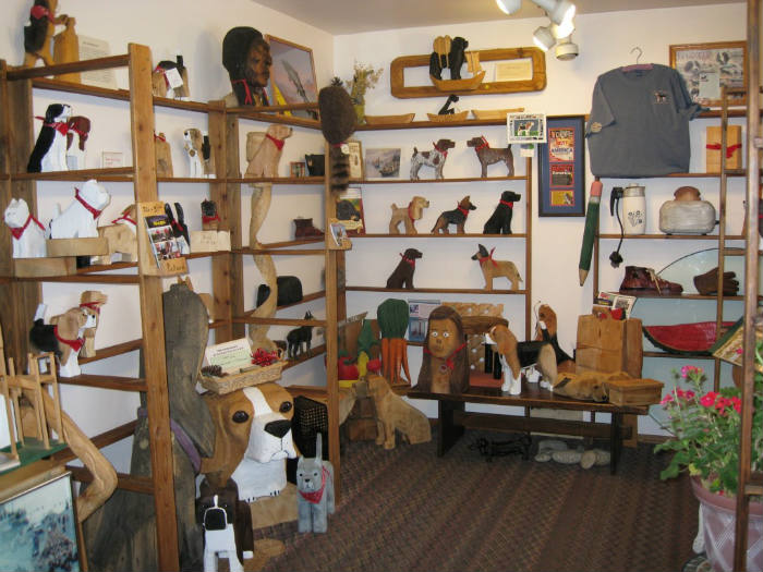 Ο χώρος με τα είδη που κατασκευάζει το ζεύγος από ξύλο, με χρήση αλυσοπρίονου!