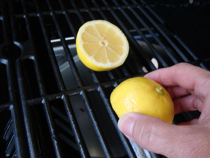 Καθάρισμα γκριλιέρας ή σχάρας με λεμόνι.