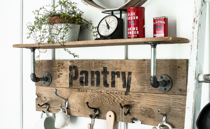 Ράφι με γάντζους και σωλήνες