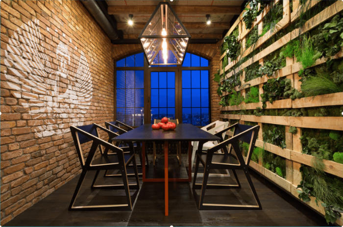 industrial τραπεζαρία με κάθετο κήπο από ανακυκλωμένες παλέτες