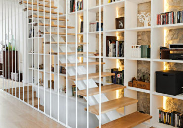 βιβλιοθηκη κατω απο σκαλα