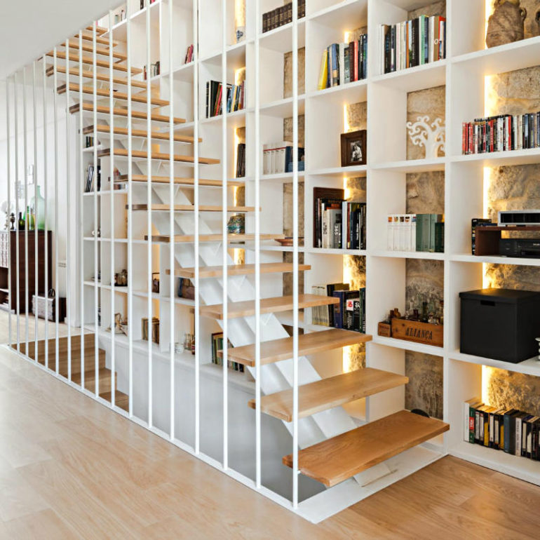 βιβλιοθηκη κατω απο σκαλα