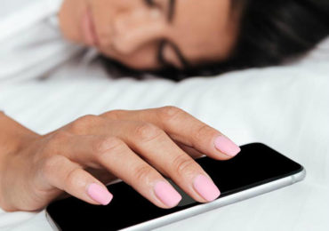 κινητο φορτιση μπαταρια φωτια κρεβατι