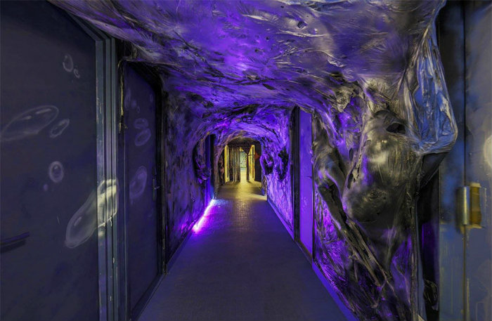 μωβ graffiti με σώματα