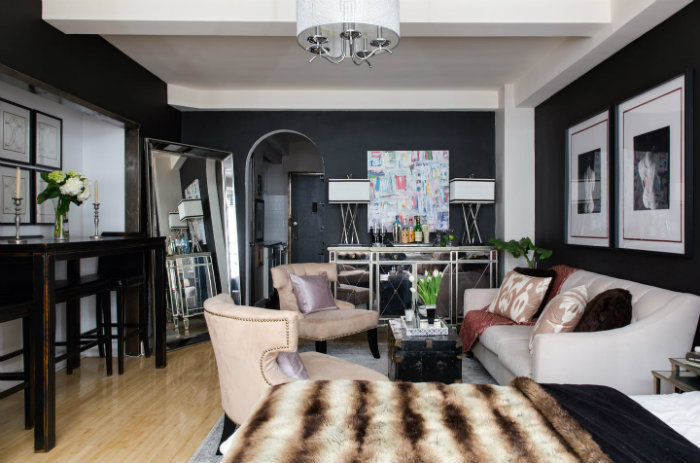 Το φυσικό φως αντανακλάται από τον επικλινή καθρέφτη και το σύνθετο.