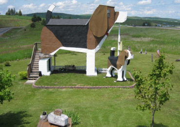 Το μεγάλο σπίτι ονομάζεται Sweet Willy ενώ το μικρό Beagle βαφτίστηκε Toby!