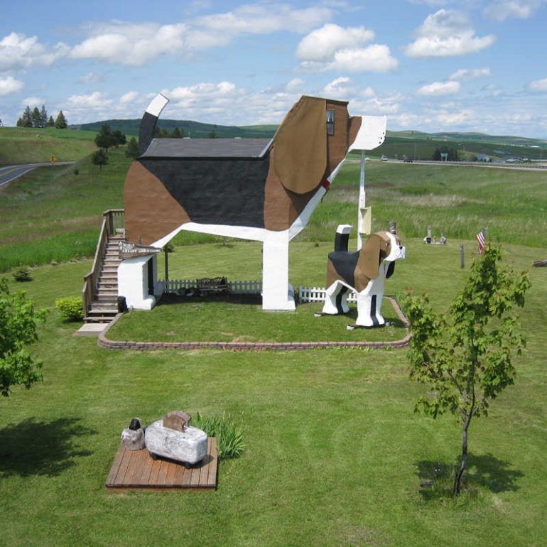 Το μεγάλο σπίτι ονομάζεται Sweet Willy ενώ το μικρό Beagle βαφτίστηκε Toby!