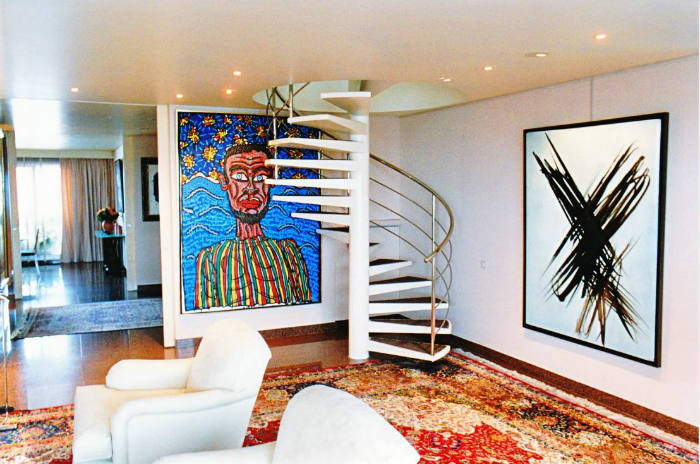 ασυνήθιστος πίνακας κάτω από τις σκάλες