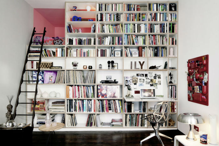 βιβλιοθήκη σε όλο τον τοίχο