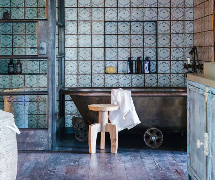 εκπληκτικά στυλιζαρισμένο rustic μπάνιο με μπανιέρα και ντους