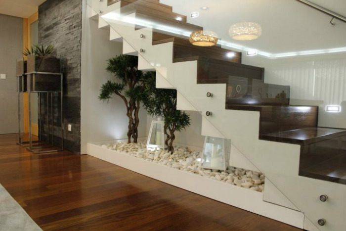 κήπος κάτω από τις σκάλες